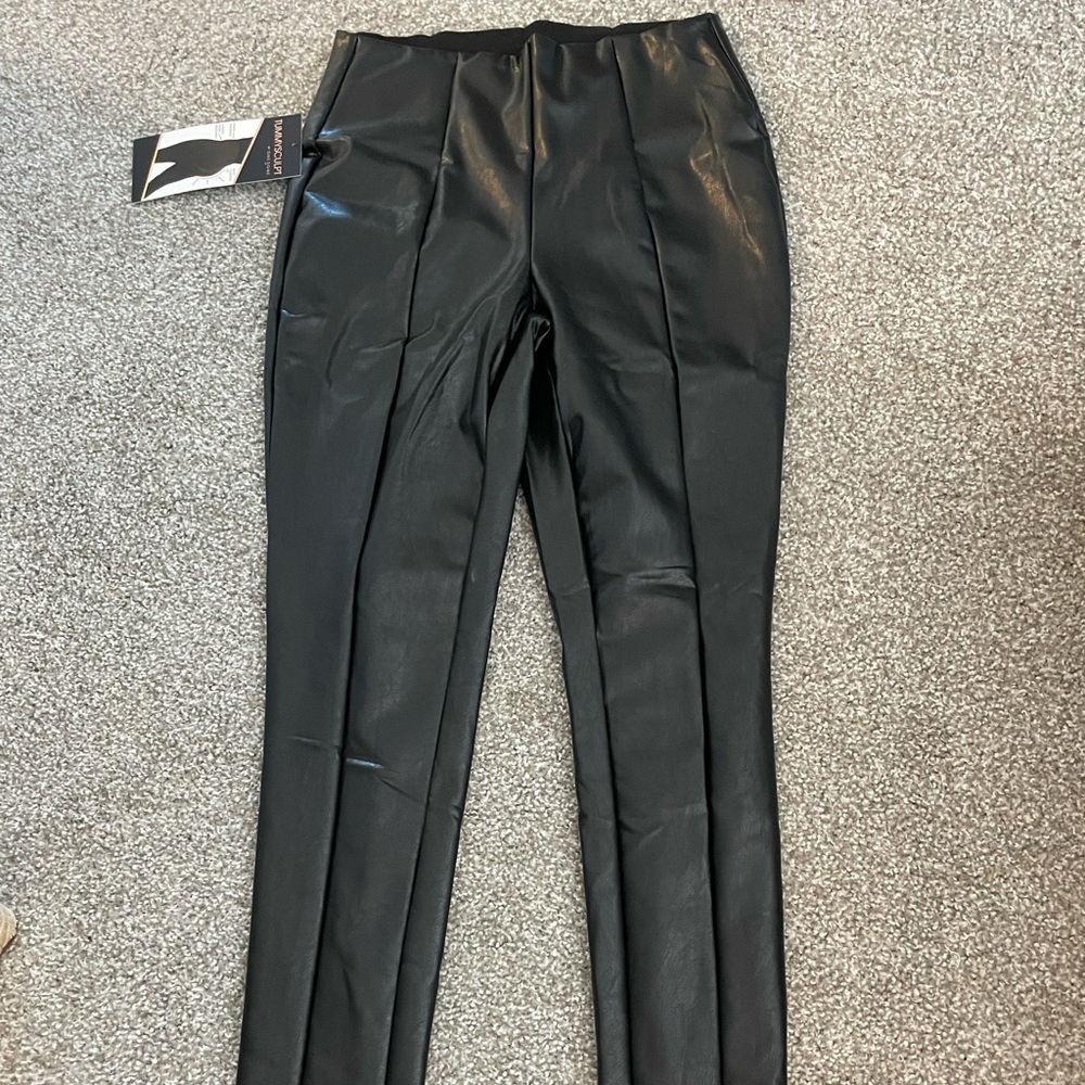 Fashion Nova Leather pants In black. Size Small